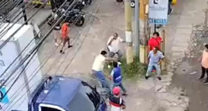 Enfrentamiento de pilotos y ayudantes en plena calle en Suchitepéquez ...